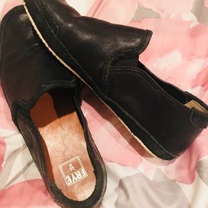 Leather flats FRYE sz 9
